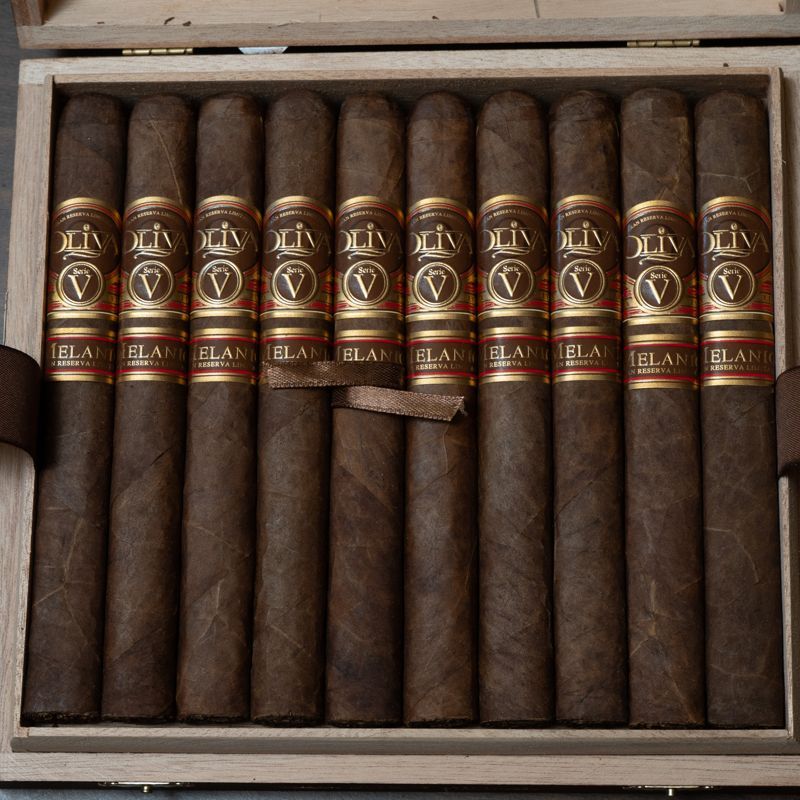 Oliva Serie V Melanio Petit Corona Single (bx/10)