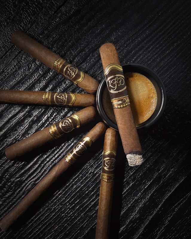La Flor Dominicana Cameroon Cabinet No. 5 Single (bx/24)