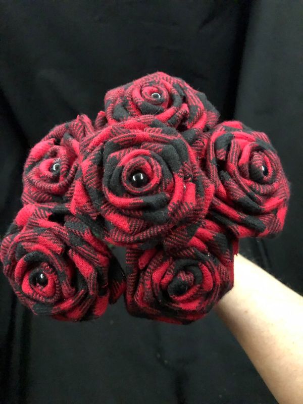 Red Buffalo Plaid Roses with Stems, Red Flower Bouquet, Buffalo Plaid Rose, Winter Wedding Bouquet, Plaid Roses, Farmhouse Decor