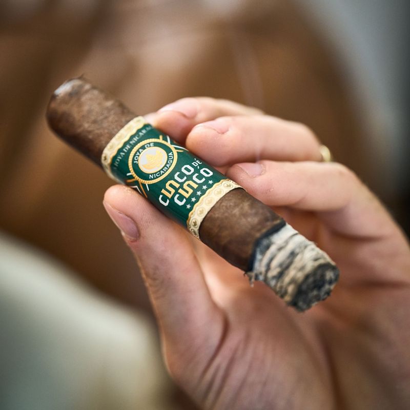 Joya De Nicaragua Cinco de Cinco Corona Extra (bx/10)
