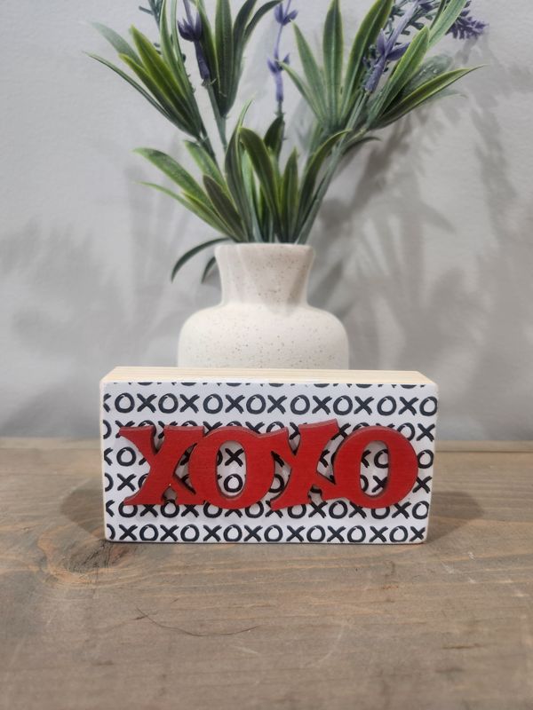 XOXO BLCK AND RED PATTERNED WOOD BLOCK