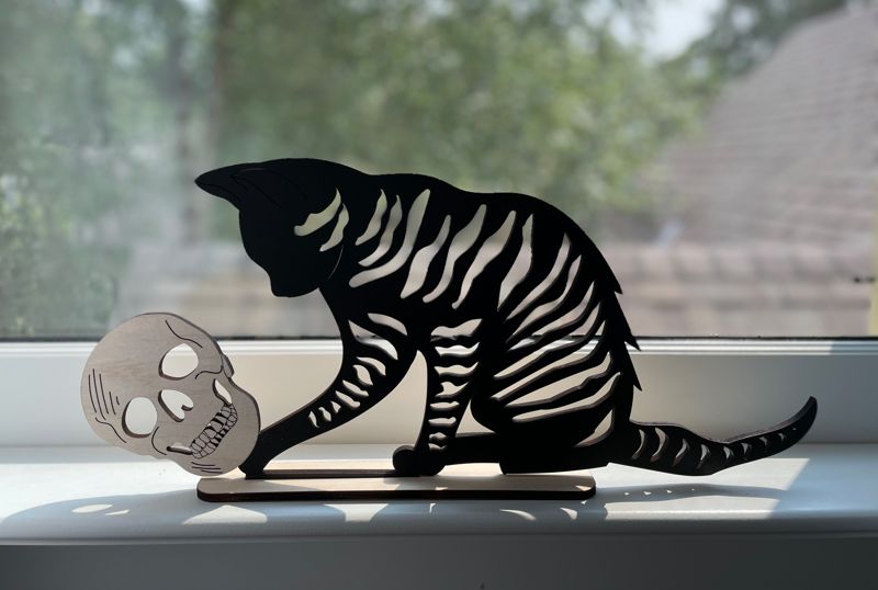 Creepy Cat and Skull Window Sitter: A Hauntingly Playful Decor Piece!
