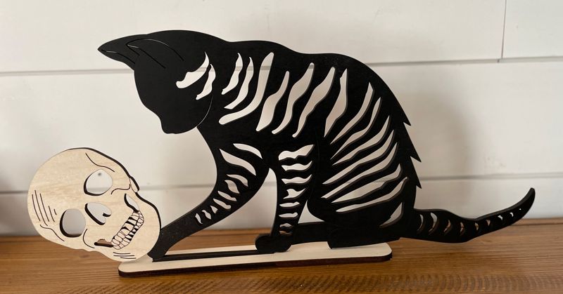 Creepy Cat and Skull Window Sitter: A Hauntingly Playful Decor Piece!