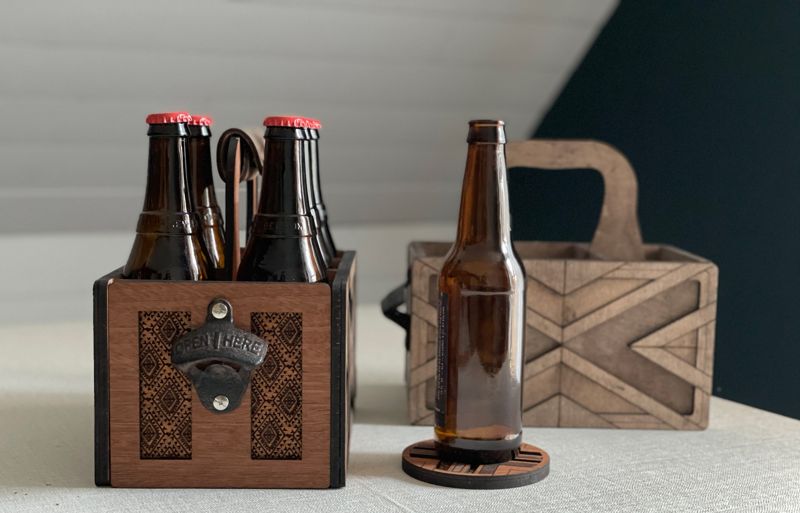 Handcrafted Wooden Beer Caddy with Handle – Engraved Bottle Carrier for 6 Beers, Rustic Bar Gift, Custom Drink Tote for Homebrewers & Groomsmen