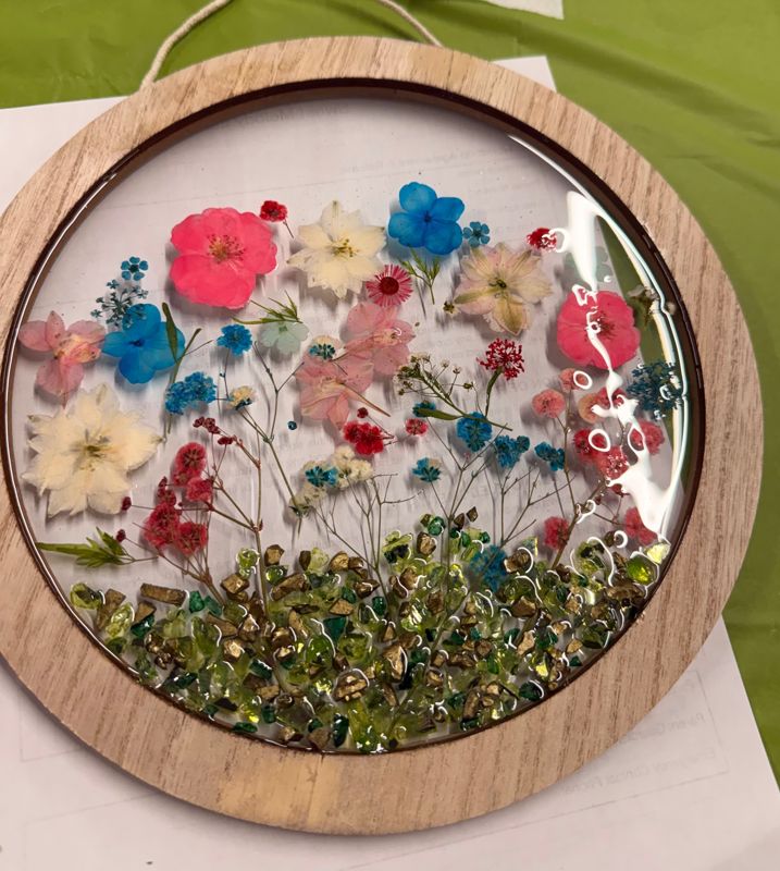Lunch and Create (Pressed Flower Crushed Glass Resin Frame (circle 10"))